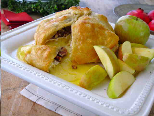 Baked Brie & Caramelized Pecans in Puff Pastry with Apples