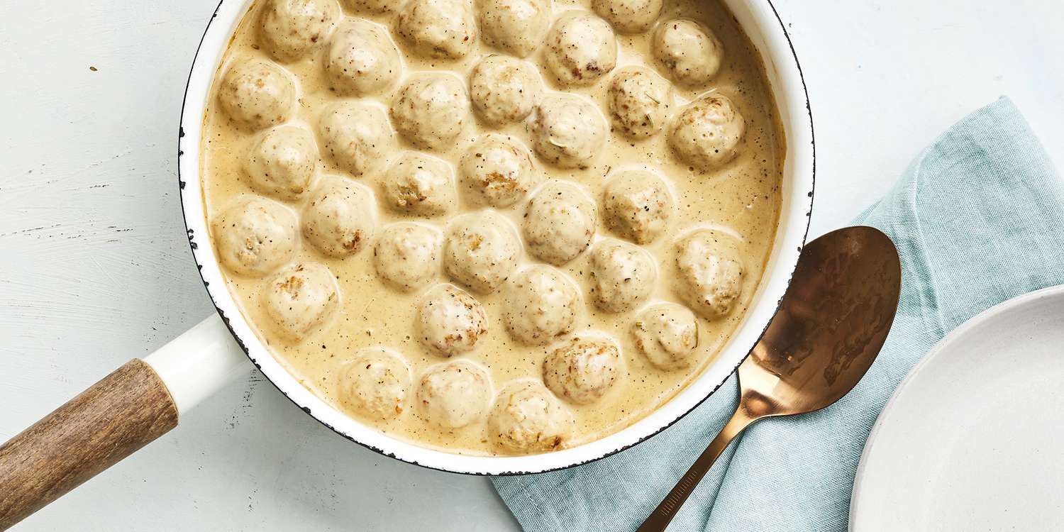 Tapas-Style Meatballs (Albóndigas en Salsa)